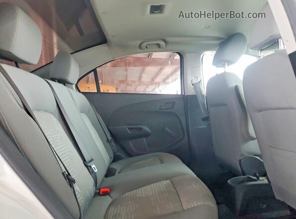 1G1JB5SB4K4101086 2019 CHEVROLET SONIC White Հետևի նստատեղերի տեսք