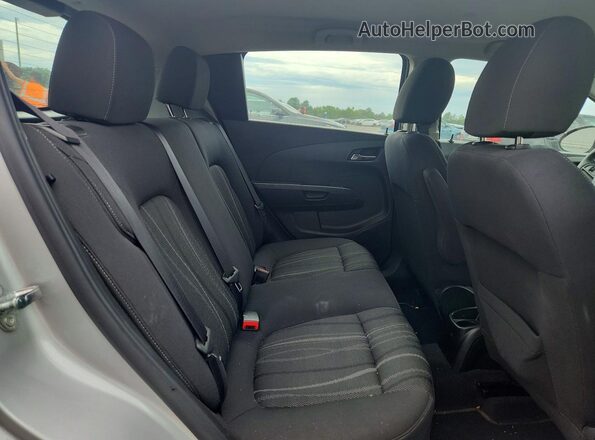 1G1JC6SH1G4137655 2016 CHEVROLET SONIC Silver Widok tylnych siedzeń