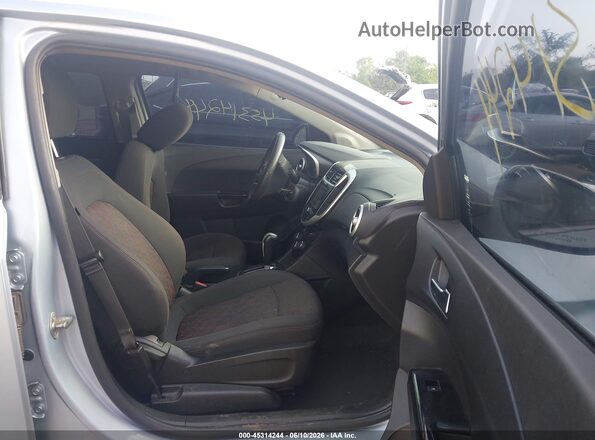 1G1JD5SHXJ4133778 2018 CHEVROLET SONIC Silver Widok wnętrza z przodu