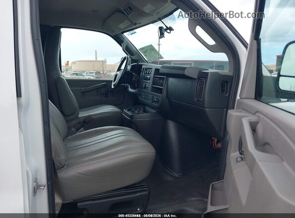 1GAWGEFG0J1280451 2018 CHEVROLET EXPRESS White Вид салону спереду