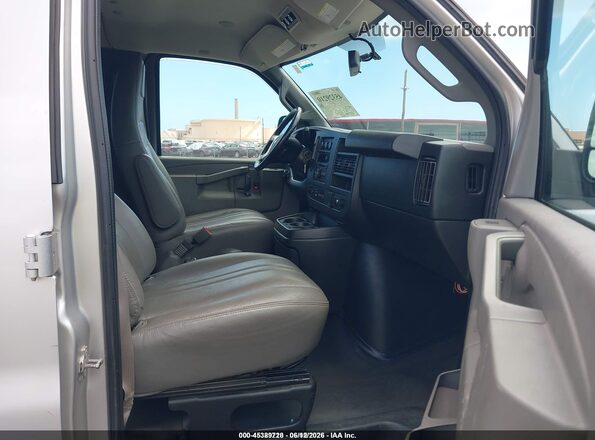 1GAWGEFG6J1302047 2018 CHEVROLET EXPRESS Silver Front interior view