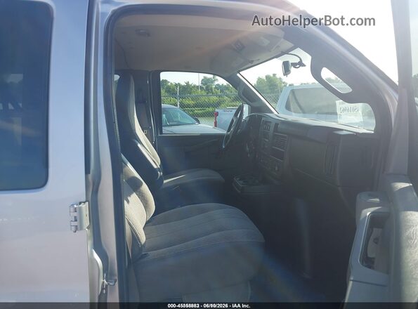 1GAZGNFG2K1324951 2019 CHEVROLET EXPRESS Серебряный Вид салона спереди