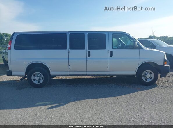 1GAZGNFG2K1324951 2019 CHEVROLET EXPRESS Серебряный Вид задней части салона