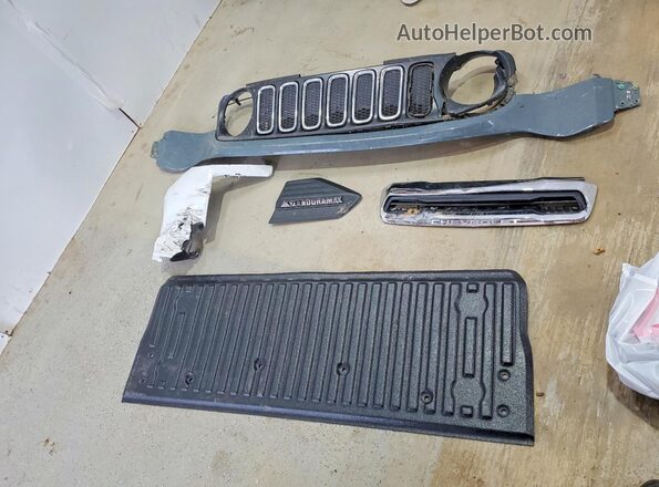 1GC1KNEY4TF246349 2026 CHEVROLET SILVERADO White ძრავის განყოფილების ხედი