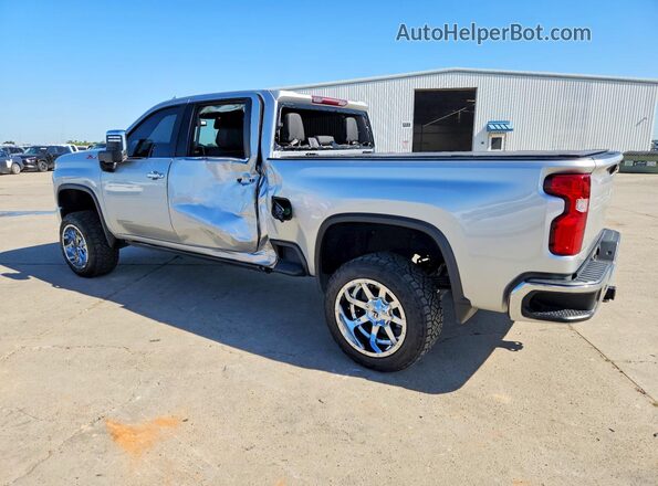 1GC4YPEY6NF132072 2022 CHEVROLET SILVERADO Серебряный Задняя левая четверть