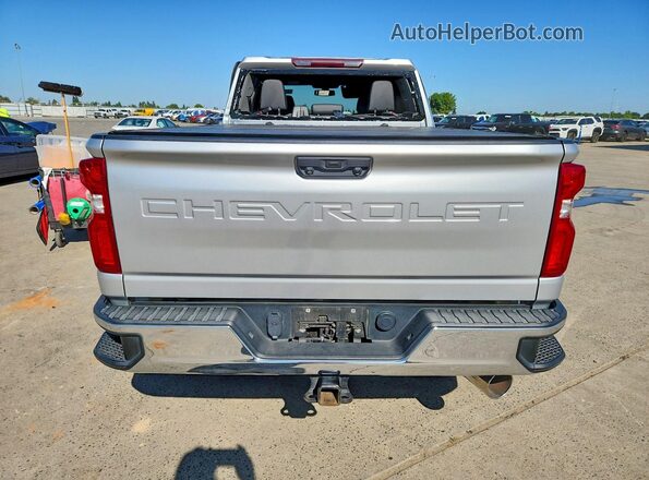 1GC4YPEY6NF132072 2022 CHEVROLET SILVERADO Серебряный Вид сзади