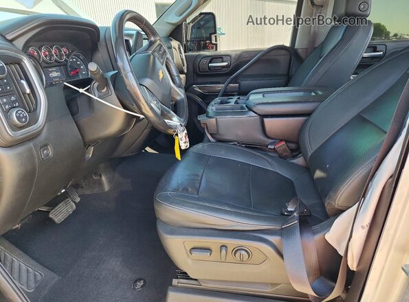 1GC4YPEY6NF132072 2022 CHEVROLET SILVERADO Серебряный Вид салона спереди