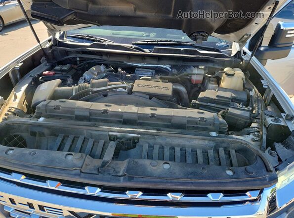 1GC4YPEY6NF132072 2022 CHEVROLET SILVERADO Серебряный Вид задней части салона