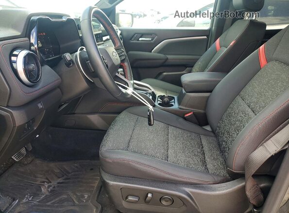 1GCPTDEK1P1225703 2023 CHEVROLET COLORADO Черный Вид салона спереди