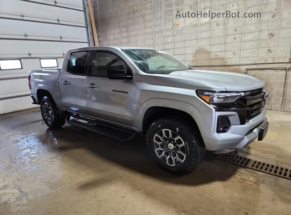 1GCPTDEK7P1136279 2023 CHEVROLET COLORADO Gray Widok naklejki z numerem VIN