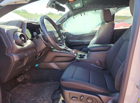 1GCPTEEK1P1228431 2023 CHEVROLET COLORADO White Vista interior delantera