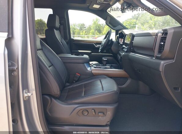 1GCUDJE84RZ119222 2024 CHEVROLET SILVERADO Серебряный Вид салона спереди