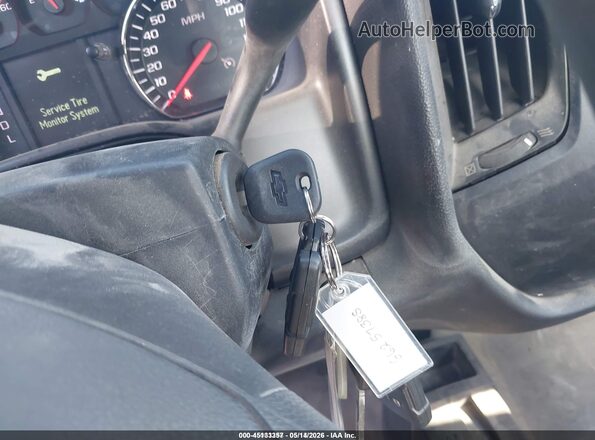 1GCVKNEC2HZ155270 2017 CHEVROLET SILVERADO Silver Вид панелі приладів