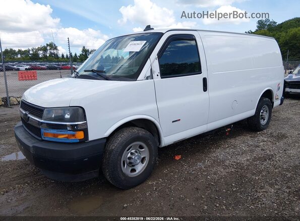 1GCWGAF10H1340931 2017 CHEVROLET EXPRESS White წინა მარცხენა ხედი სამი მეოთხედიდან
