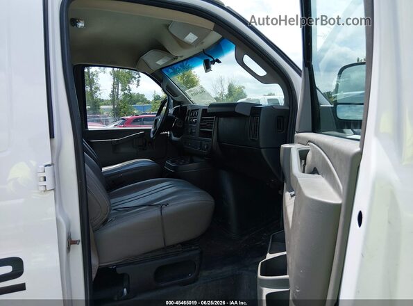 1GCWGAFF1H1348578 2017 CHEVROLET EXPRESS White Front interior view
