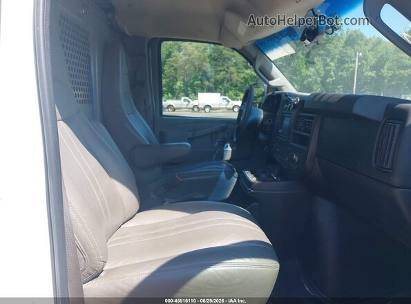 1GCWGAFF2H1133906 2017 CHEVROLET EXPRESS White Widok wnętrza z przodu