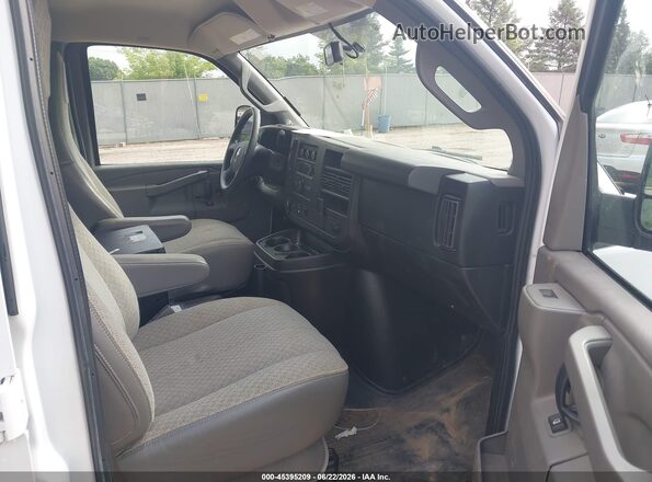 1GCWGAFFXH1223384 2017 CHEVROLET EXPRESS Белый Вид салона спереди