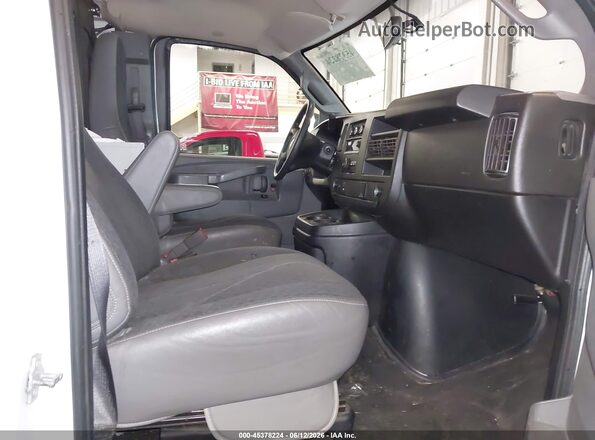 1GCWGAFG1K1241093 2019 CHEVROLET EXPRESS White Вид салону спереду