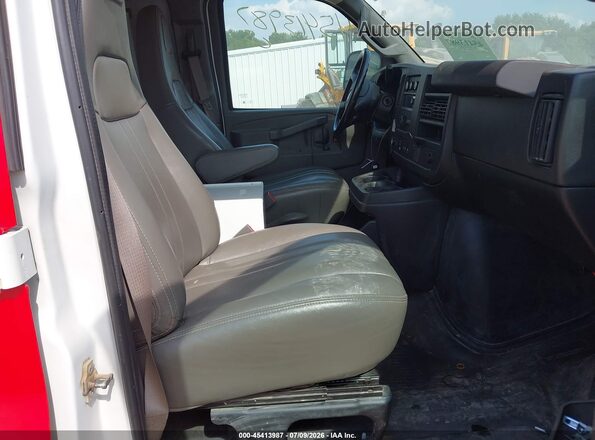 1GCWGAFP0M1305210 2021 CHEVROLET EXPRESS Red Widok wnętrza z przodu