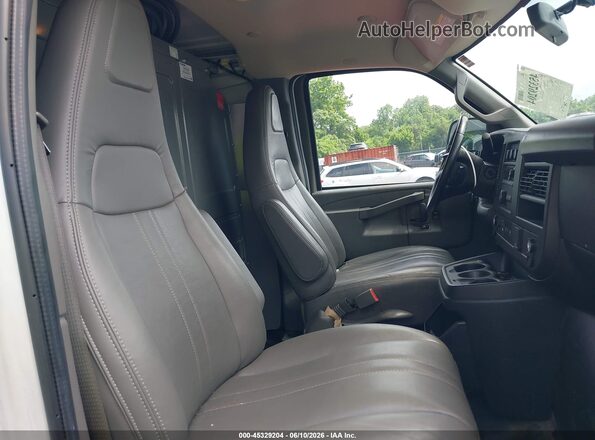 1GCWGAFP4N1214393 2022 CHEVROLET EXPRESS White VIN sticker view