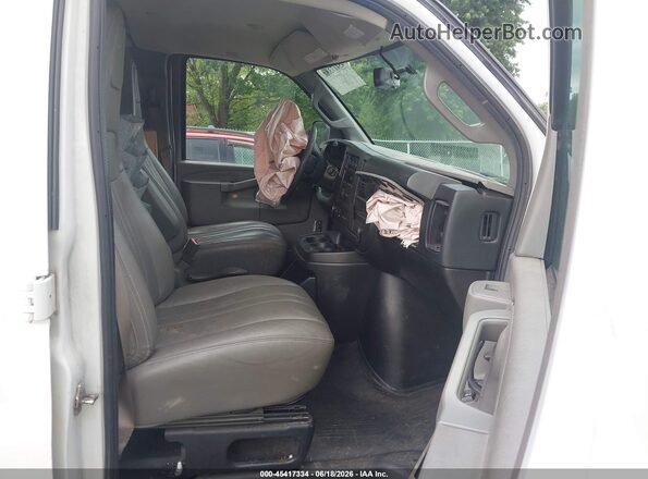 1GCWGAFP6J1340328 2018 CHEVROLET EXPRESS White Սալոնի դիմացի տեսք