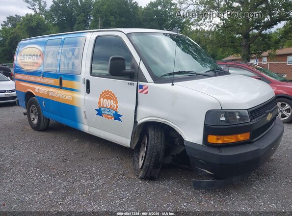 1GCWGAFP6J1340328 2018 CHEVROLET EXPRESS White Դիմացի տեսք