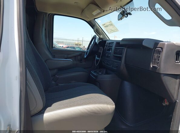 1GCWGAFP8R1252067 2024 CHEVROLET EXPRESS White Vista interior delantera