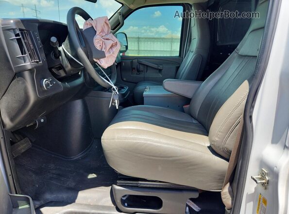 1GCWGAFP8R1290060 2024 CHEVROLET EXPRESS White Vista interior delantera