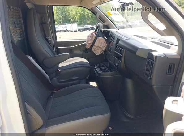 1GCWGAFP9R1159218 2024 CHEVROLET EXPRESS White Front interior view