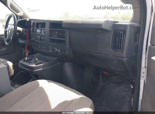 1GCWGAFPXK1332556 2019 CHEVROLET EXPRESS White წინა სალონის ხედი