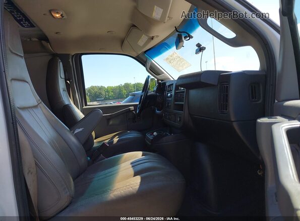 1GCWGBFP7M1260613 2021 CHEVROLET EXPRESS White Widok wnętrza z przodu