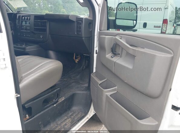 1GCZGGF72M1157397 2021 CHEVROLET EXPRESS White Սալոնի դիմացի տեսք