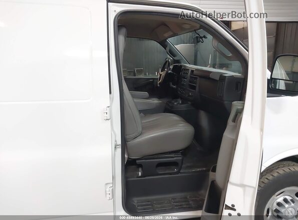 1GCZGHFGXH1247490 2017 CHEVROLET EXPRESS White Սալոնի դիմացի տեսք