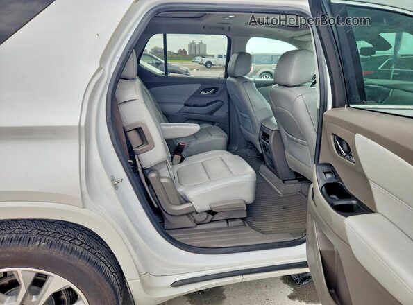 1GNERKKW4KJ276856 2019 CHEVROLET TRAVERSE White Вид задньої частини салону