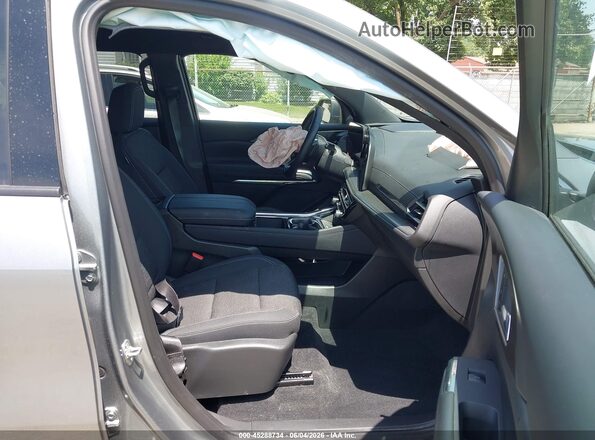1GNEVGKS0TJ144037 2026 CHEVROLET TRAVERSE Silver Front interior view
