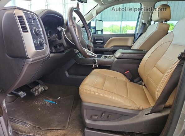 1GT12UEY8HF223898 2017 GMC SIERRA Green Вид салону спереду