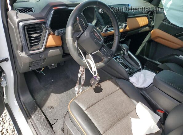 1GTP2DEK0S1215028 2025 GMC CANYON Белый Вид панели приборов