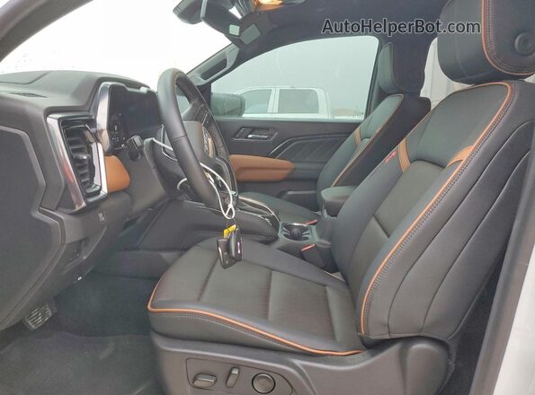 1GTP2DEK7T1155086 2026 GMC CANYON White Widok wnętrza z przodu
