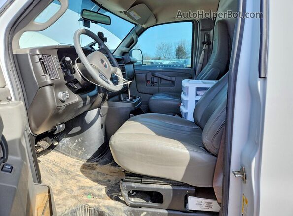 1GTW7AF77R1178611 2024 GMC SAVANA White წინა სალონის ხედი