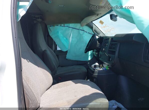 1GTW7AFF2H1101862 2017 GMC SAVANA 2500 Белый Вид салона спереди