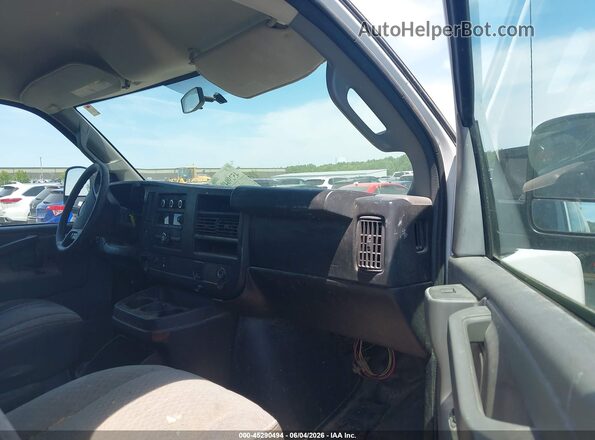1GTW7AFF7H1904649 2017 GMC SAVANA 2500 White Widok wnętrza z przodu