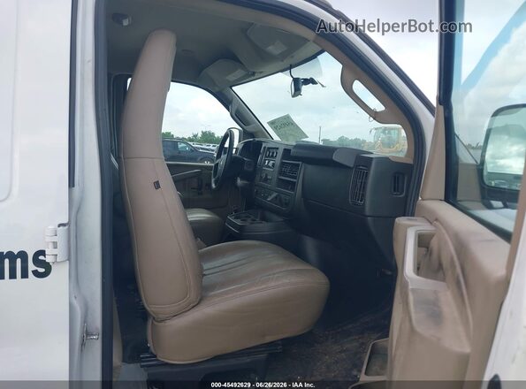 1GTW7AFG5L1186567 2020 GMC SAVANA CARGO White Vista interior delantera