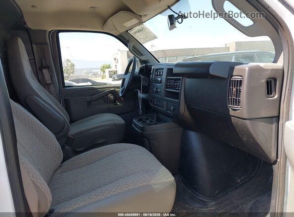 1GTW7AFP4S1102804 2025 GMC SAVANA CARGO White Вид салону спереду