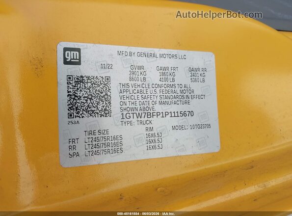 1GTW7BFP1P1115670 2023 GMC SAVANA CARGO Yellow Vista del compartimento del motor