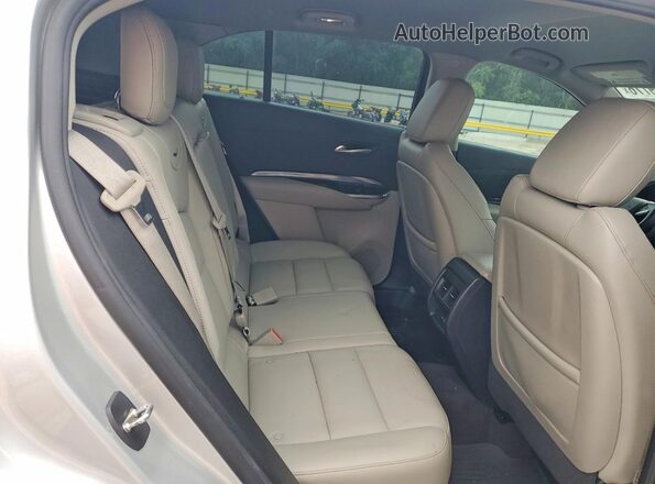1GYAZAR44NF100199 2022 CADILLAC XT4 Silver Вид задньої частини салону