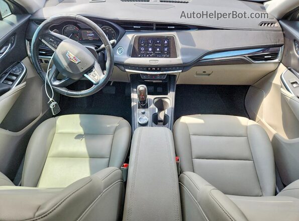1GYAZAR45MF036804 2021 CADILLAC XT4 Silver Вид панелі приладів
