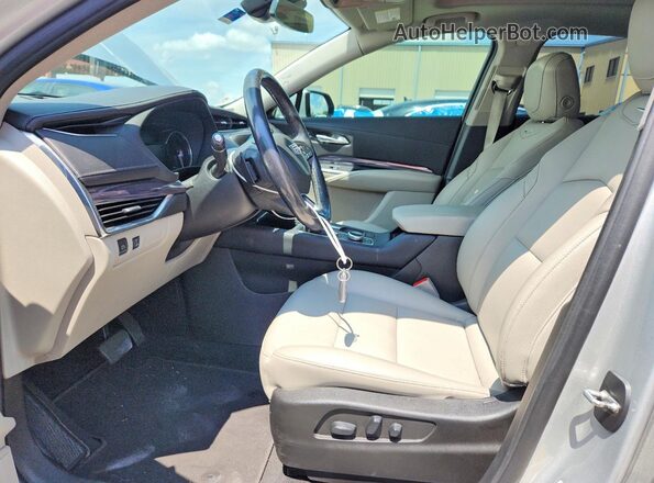 1GYAZAR45MF036804 2021 CADILLAC XT4 Silver Вид салону спереду