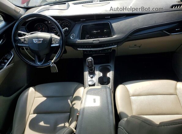 1GYFZDR49NF153326 2022 CADILLAC XT4 Red Vista del salpicadero