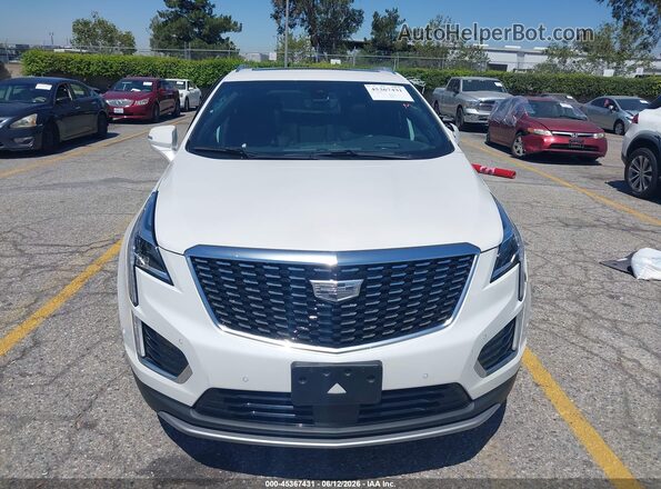 1GYKNCR43SZ148475 2025 CADILLAC XT5 White Widok wnętrza 360 stopni