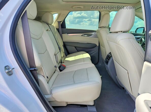 1GYKNCR4XRZ751661 2024 CADILLAC XT5 White Սալոնի հետևի տեսք